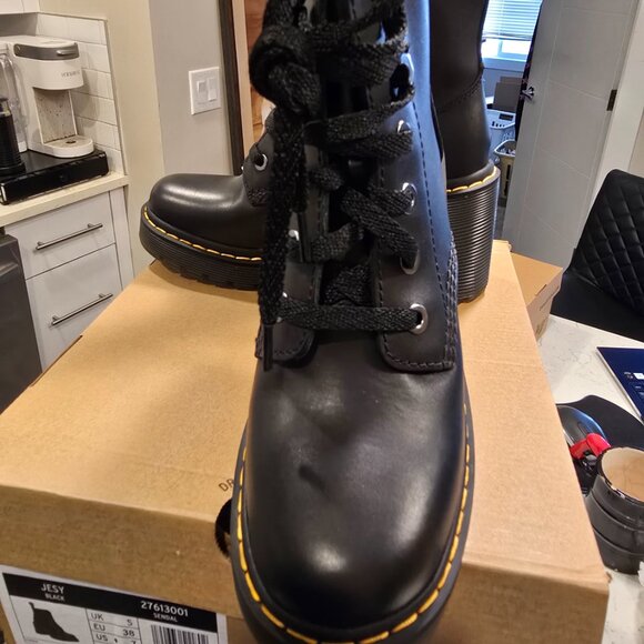 Dr. Martens Womens JESY Black Leather Ankle Boots Shoes US size 7 Air Wair NEW - Picture 2 of 15